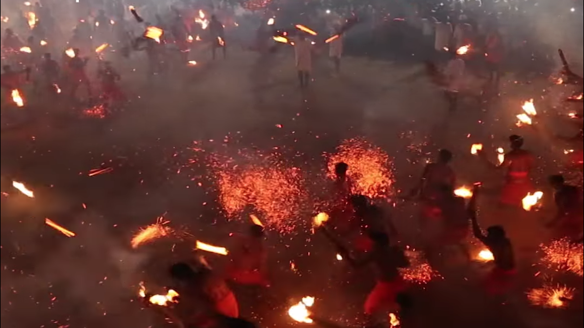 印度互擲火把的的傳統節日